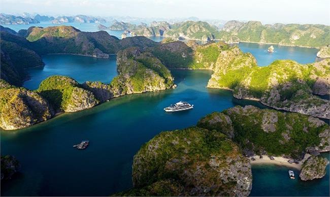 Enjoy the night in Ha Long Bay