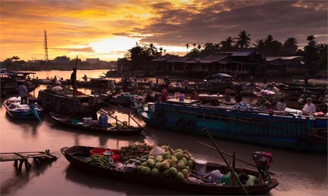 Experience the extensive canals make for a pleasant boat ride, and the nearby floating markets offer authentic goods and exotic local fruit